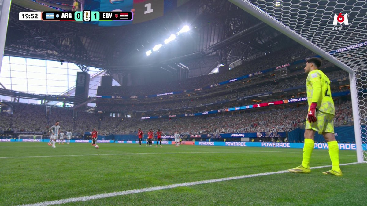 Lionel Messi manque son penalty ! Shobeir part du bon côté et repousse la tentative de l'Argentin. L'Égypte conserve son avantage, 1-0. Suivez le match sur M6 et M6+ : #CDM2026 #FIFAWorldCup #ARGEGY