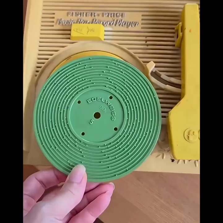 This 1971 Fisher-Price record player played REAL music with no batteries or electricity The plastic records used tiny raised bumps to pluck metal teeth hidden inside, turning a spring, gears, and molded plastic into music. [📹 t_nobuko]