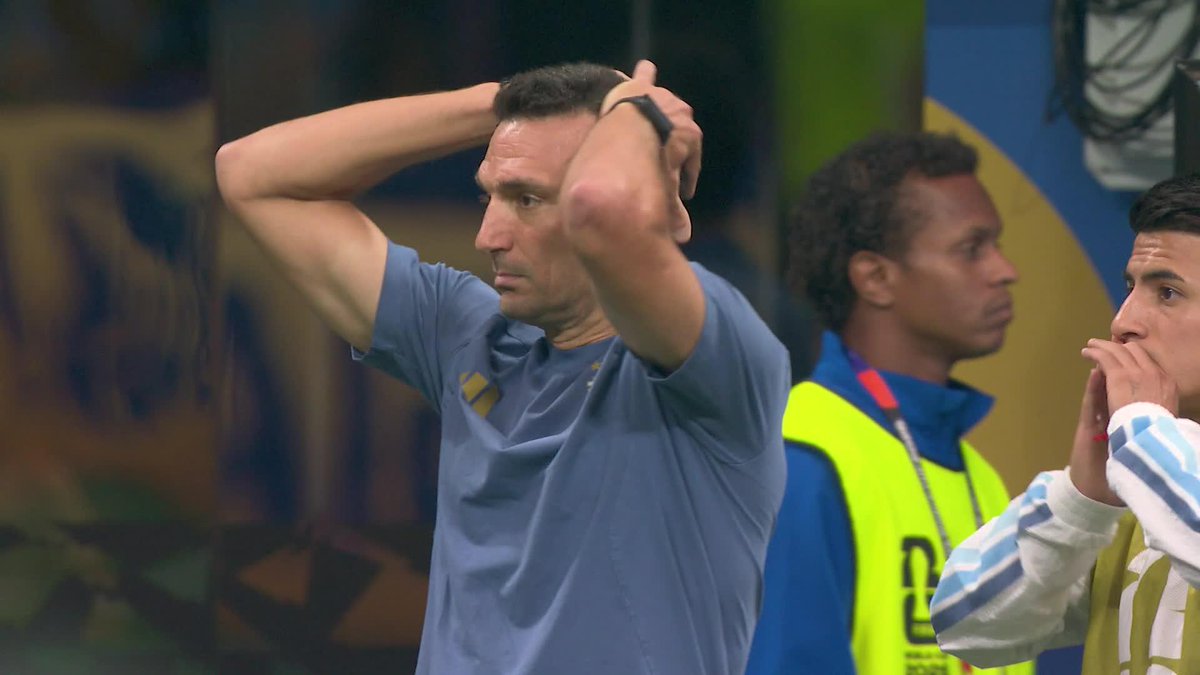 ¡SCALONI NO LO PUEDE CREER! 😱 🇦🇷 Así fue la reacción del entrenador argentino al ver la tapada de Mostafa Shoubir al remate de Julián Álvarez. #MundialEnDSPORTS #FIFAWorldCup
