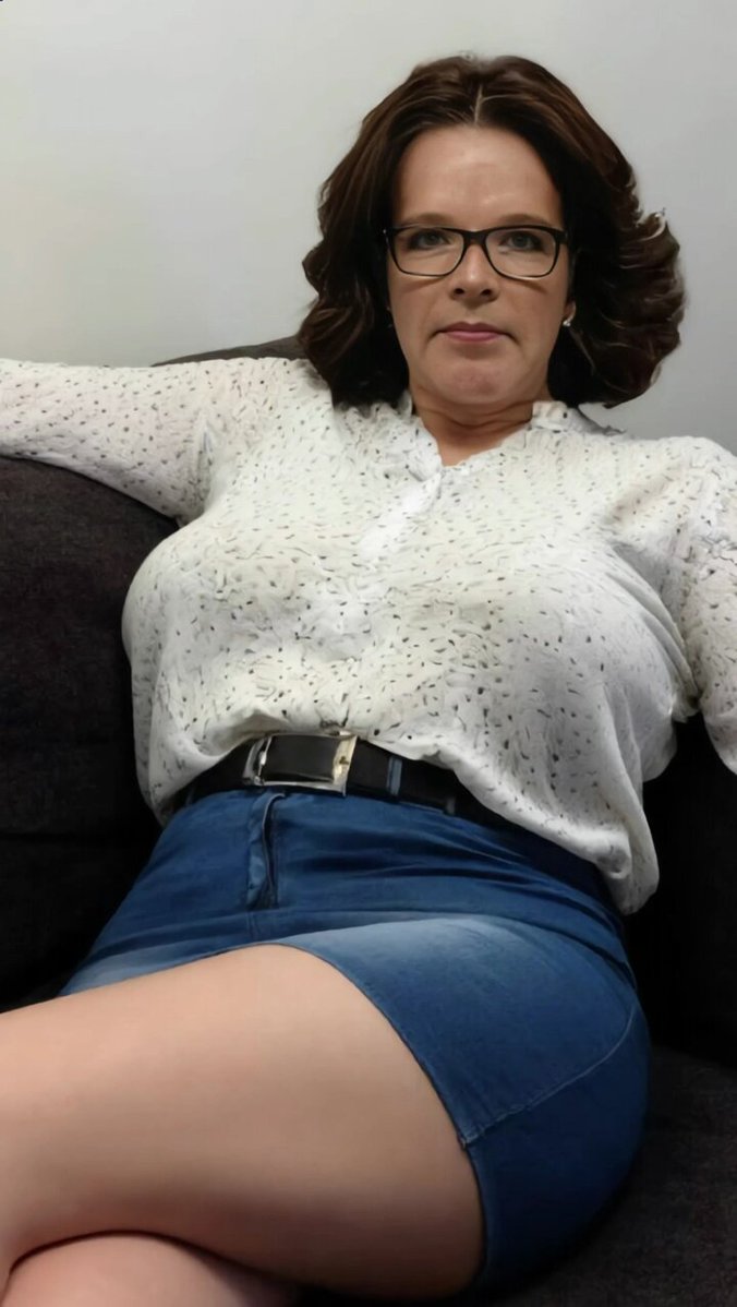 Short denim skirt, i love it.