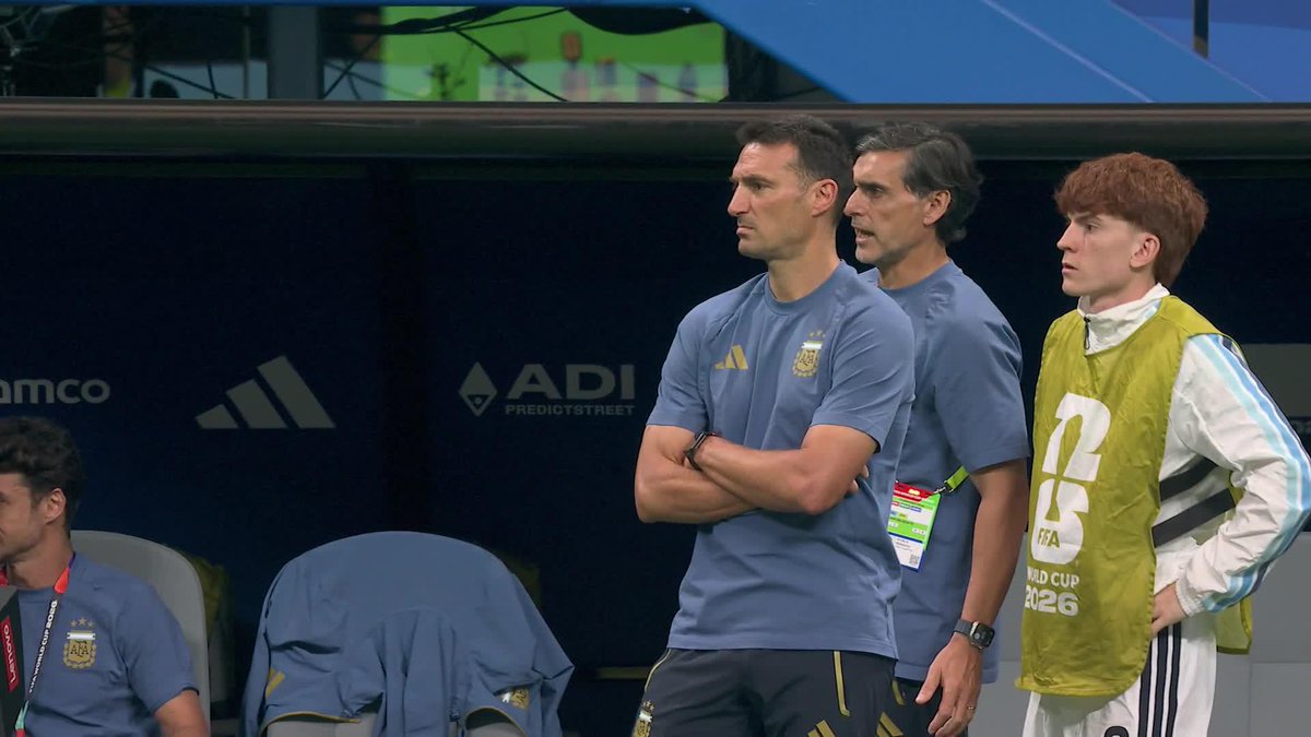¡NO LO PODÍA CREER! 🇦🇷 Así fue la reacción de Lionel Scaloni ante el gol de Ziko para el 2-0 de Egipto ante Argentina. #MundialEnDSPORTS #FIFAWorldCup