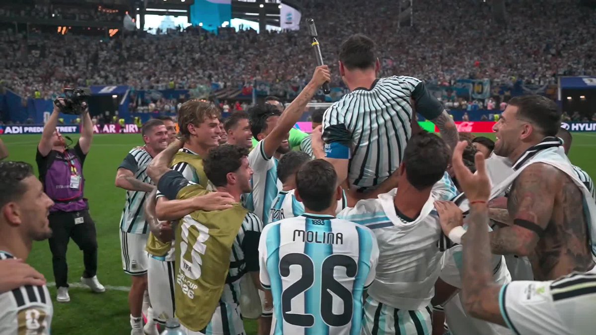 ¡¡TOCAR EL CIELO CON LAS MANOS!! 🇦🇷 Los futbolistas de la Selección Argentina alzaron a Lionel Messi en Atlanta. #MundialEnDSPORTS #FIFAWorldCup