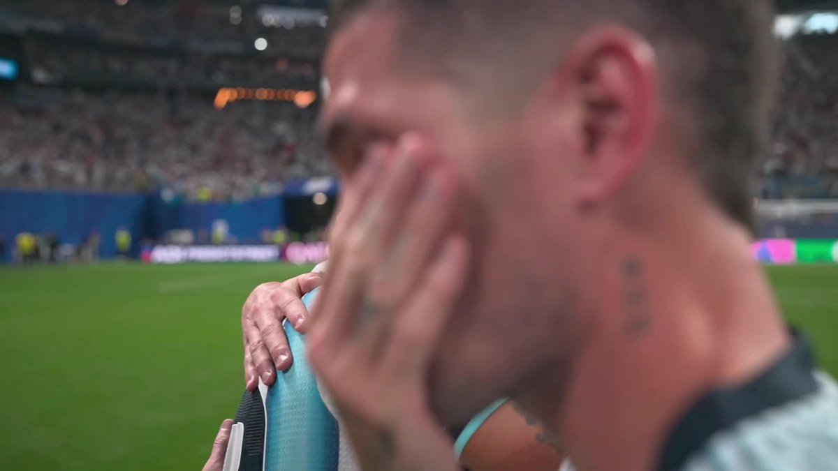 LEO MESSI, LLORANDO COMO NUNCA TRAS LA REMONTADA DE ARGENTINA 🥹❤️ Tiene 39 años, ha ganado absolutamente todo, es una leyenda con un Mundial bajo el brazo... y se rompe en mil pedazos después de hacer el milagro. Este vídeo es HISTORIA DEL FÚTBOL #DAZNMundial #FIFAWorldCup