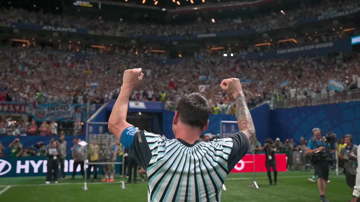 La leyenda y su épica El pastor y su pueblo El 10 y su gente Qué imagen. Puro AURA 🐐🇦🇷 #DAZNMundial #FIFAWorldCup