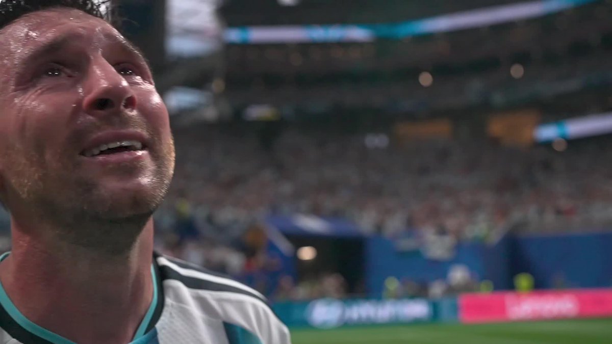 No puede parar de llorar. Messi sigue sin procesar lo que acaba de vivir 🥺🇦🇷 Minuto 79: Argentina 0-2 Egipto Minuto 92: Argentina 3-2 Egipto #DAZNMundial #FIFAWorldCup