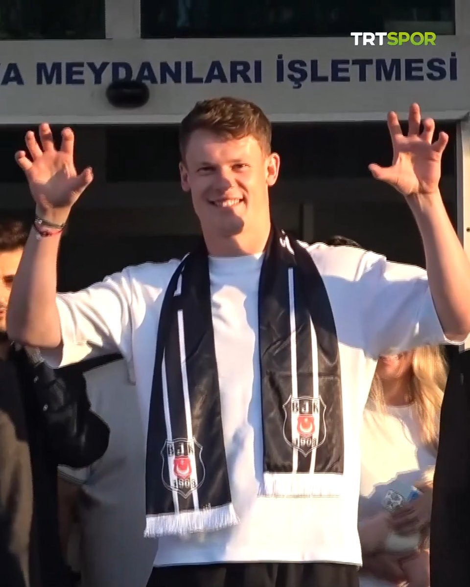 📍 Beşiktaş'ın yeni transferi imza için İstanbul'da! 🛬 Siyah-beyazlıların prensip anlaşmasına vardığı kaleci Alexander Nübel, transfer sürecini tamamlamak üzere İstanbul'a geldi.