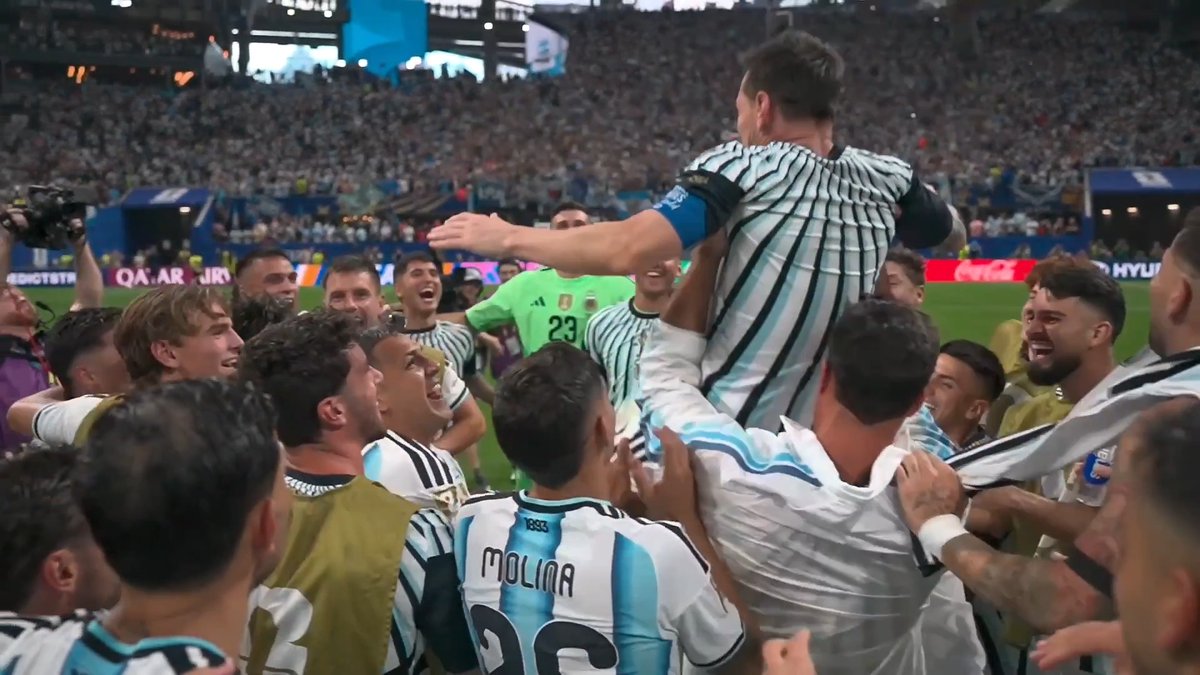 宙を舞う メンバーが🇦🇷メッシを胴上げ 🏆️#FIFAワールドカップ ラウンド16 🆚アルゼンチン×エジプト 📱#DAZN 見逃し配信中 #本気で楽しむならDAZN