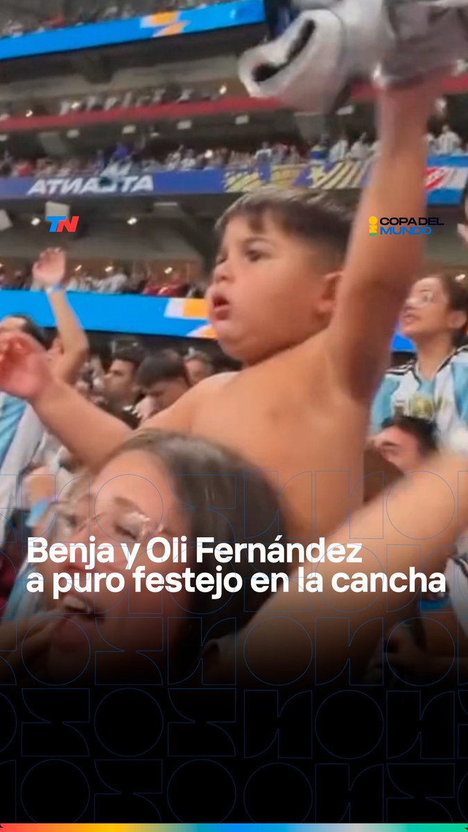 ♫¡OLEEEE, OLEEE, OLEEEE, CADA DÍA TE QUIERO MÁSSS!♫ Así festejaban Benja y Oli Fernández el gol de su papá y el triunfo de la Selección argentina.