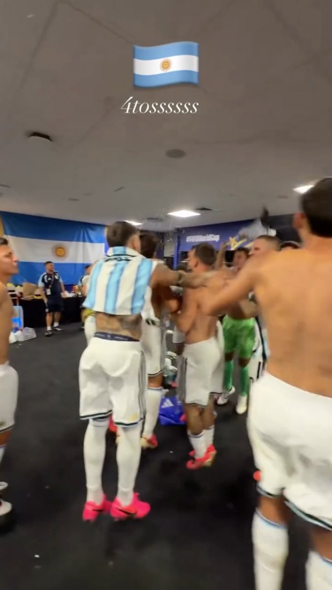 ¡SE DESATÓ LA FIESTA EN EL VESTUARIO DE ARGENTINA! Así se celebra la clasificación a los cuartos de final del Mundial. #ESPNMundial 📺 Mirá los mejores partidos de la #FIFAWorldCup por ESPN, en el Plan Premium de #DisneyPlus