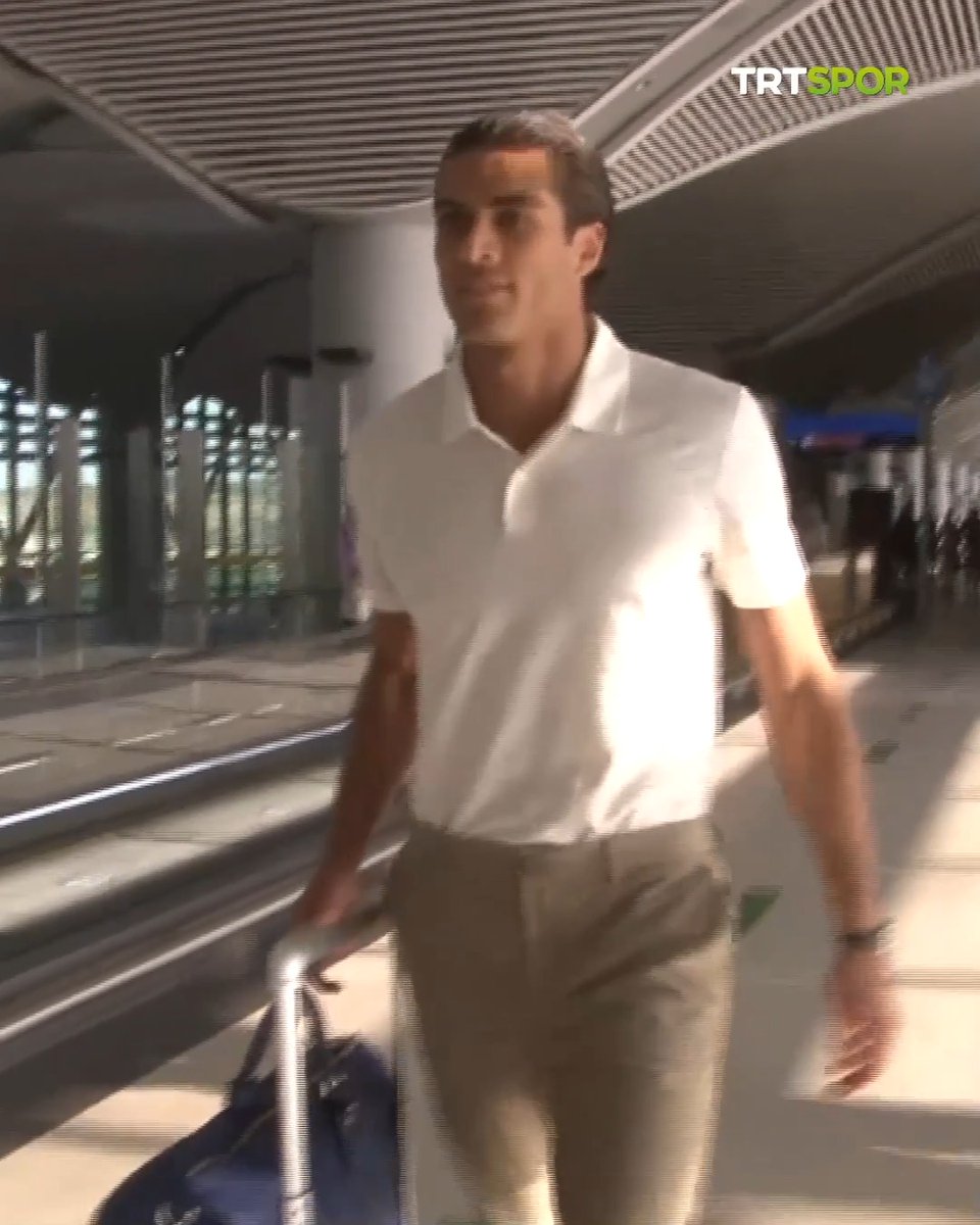 📍 Doğan Alemdar imza için İstanbul'da! 🛬 Beşiktaş'ın prensip anlaşmasına vardığı 23 yaşındaki file bekçisi, transfer sürecini tamamlamak üzere İstanbul'a geldi.