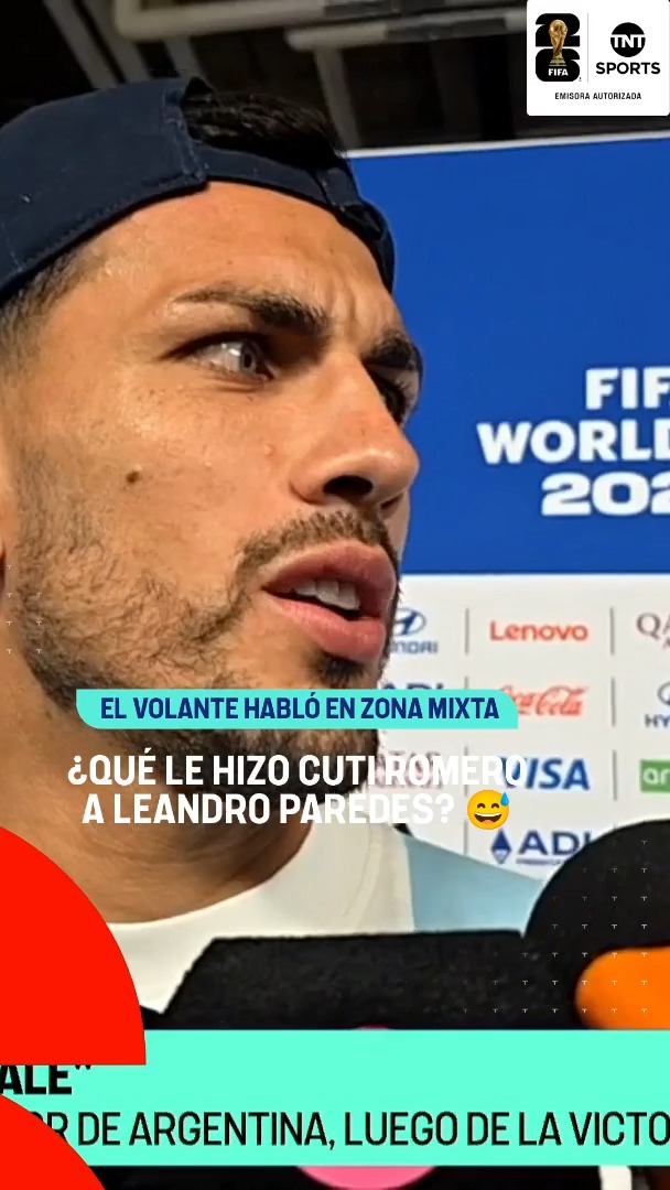 EL CUTI LO VUELVE LOCO A PAREDES 😅🇦🇷 Después de que el volante responda la pregunta de Maximiliano Grillo 💚💜 en zona mixta, pasó Cristian Romero por atrás y le dejó un regalito. #TNTSportsMundial