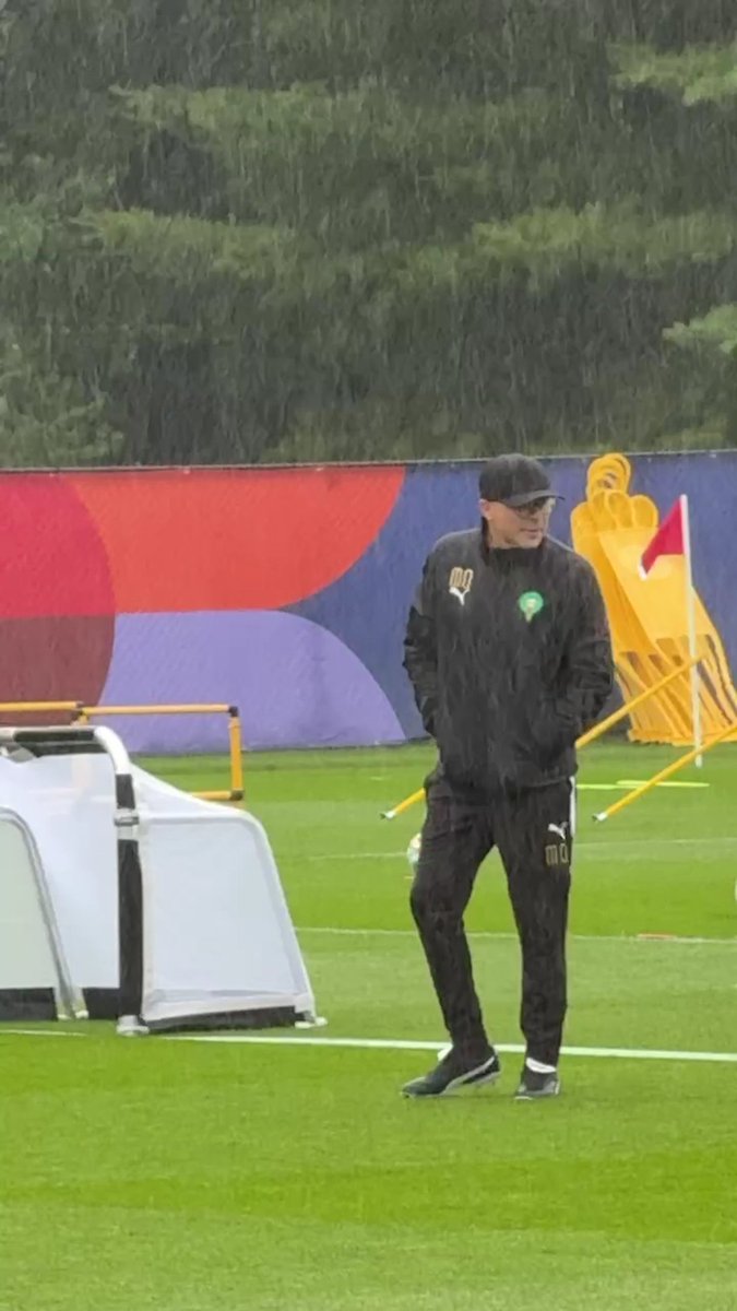 🌧️💪 Derniers ajustements sous la pluie pour Mohamed Ouahbi et son staff 🇲🇦