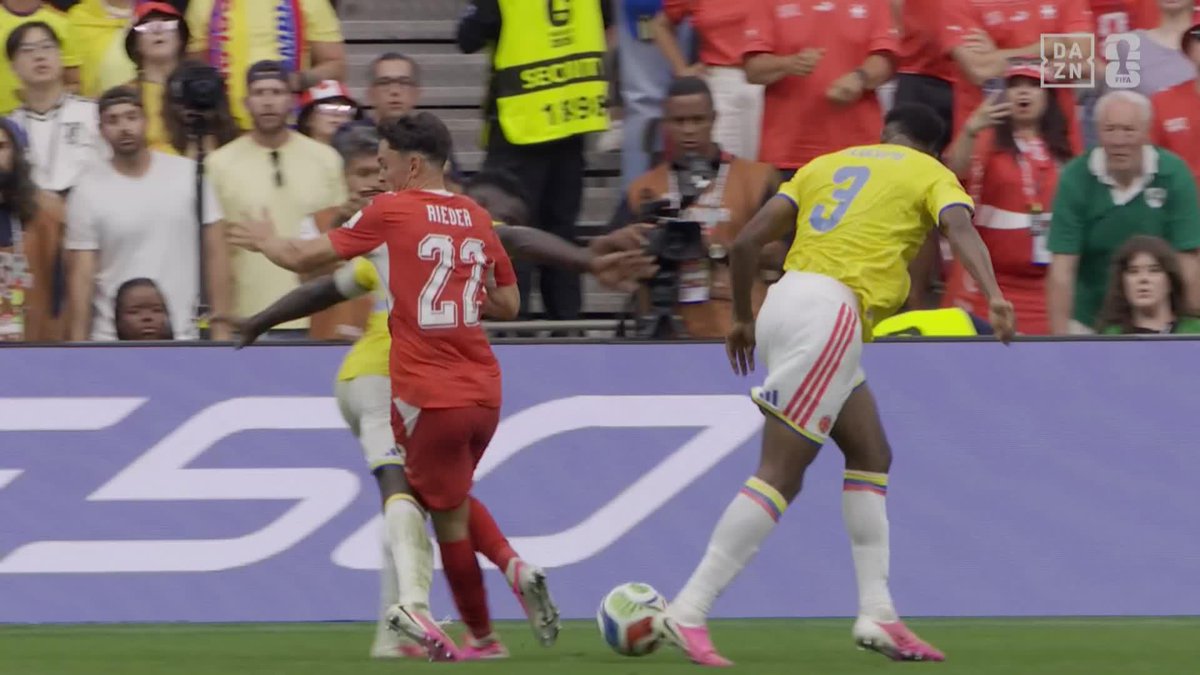 La acción en el descuento en la que Suiza reclamó penalti sobre Rieder 🇨🇭🆚🇨🇴 #DAZNMundial