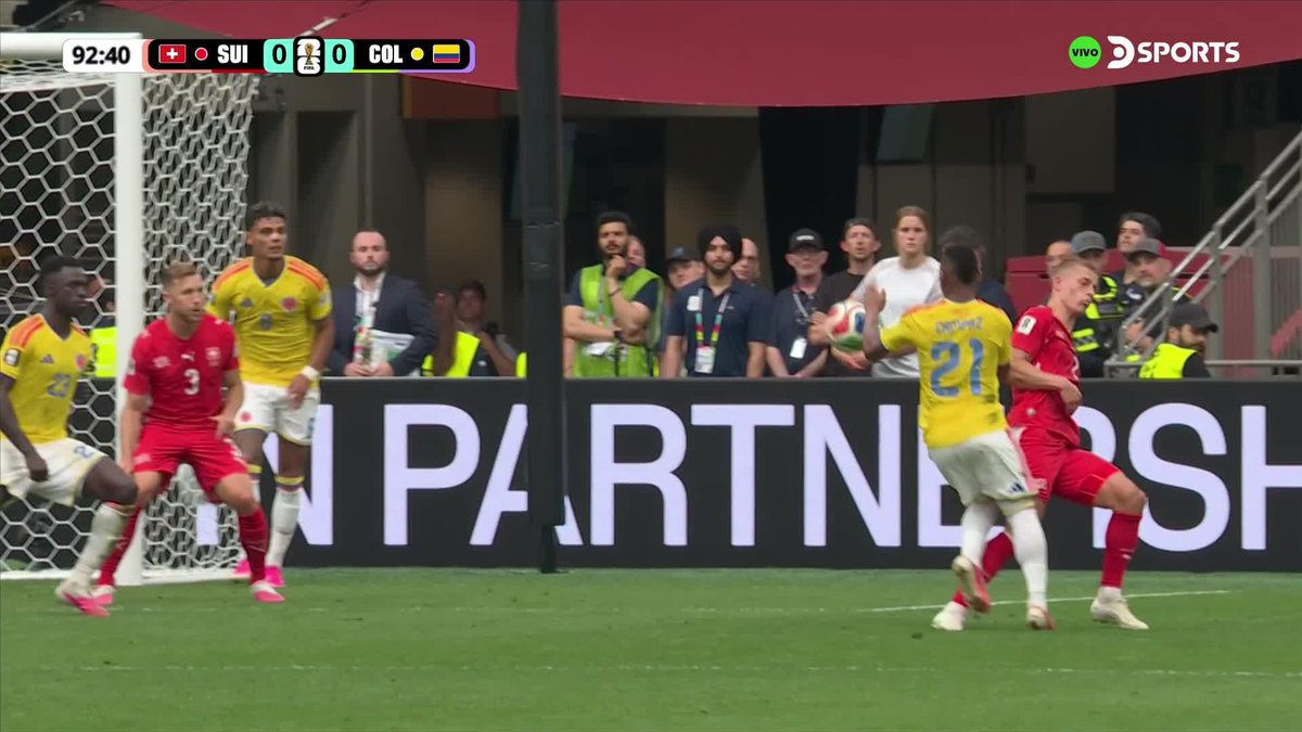 🧐🇨🇴 ¿ERA PENAL PARA COLOMBIA? Campaz cayó en el área y todos los jugadores cafeteros fueron a reclamarle al árbitro Iván Barton. #MundialEnDSPORTS #FIFAWorldCup