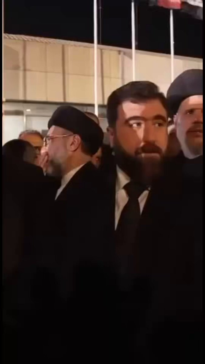 وصول جثمان الخامنئي ويستقبلونه ابناؤه