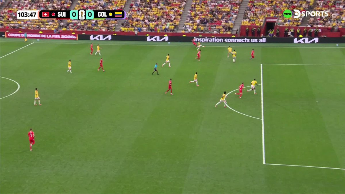 VALE COMO UN GOL: ¡ATAJADÓN DE CAMILO VARGAS PARA SALVAR A COLOMBIA! El arquero sudamericano sacó este remate infernal de Zeki Amdouni a puro reflejo y evitó el 1-0 de Suiza.