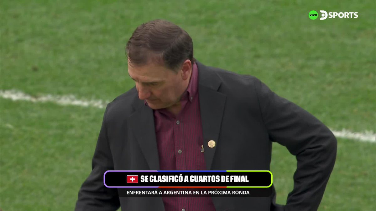 El profe Néstor Lorenzo, James Rodríguez y Jefferson Lerma consolando al Cucho Hernández que falló su penal. Estoy roto.