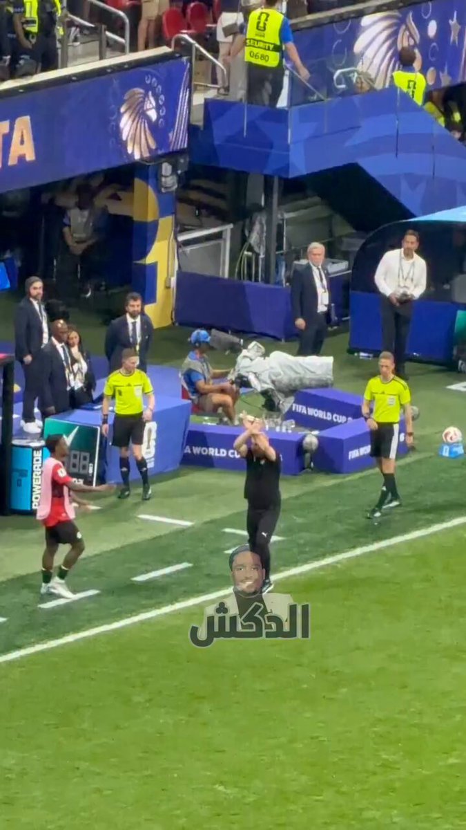 Egypt national team coach Hossam Hassan held up a FIFA “No to Racism” banner and gestured toward the French referee after Argentina’s third goal was allowed without a VAR review for the foul on Salah 😳😬
