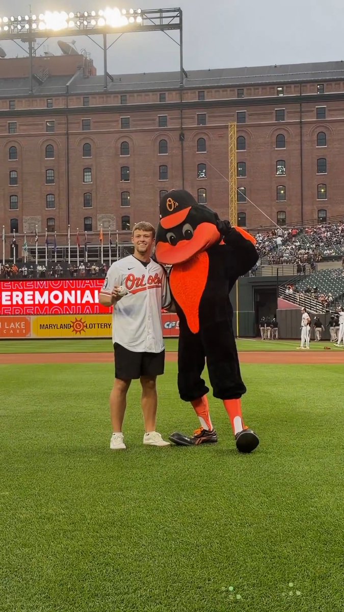 Joey Coudon, the 2025-26 Gatorade Maryland Baseball Player of the Year, threw out tonight's ceremonial first pitch! The JC Patriots Baseball alum set the MIAA A Conference record with 33 career home runs 💪