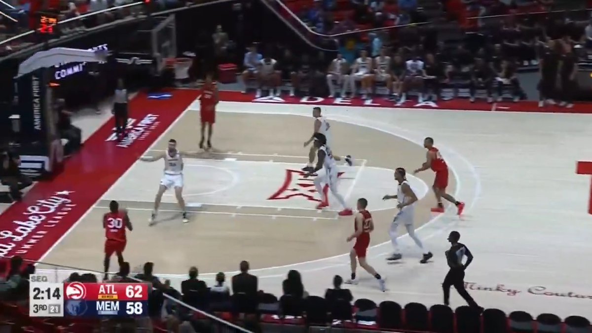 Eli Ndiaye connects on a corner 3 🎯