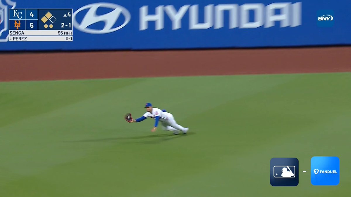 Juan Soto lays out to save a pair of runs 👏