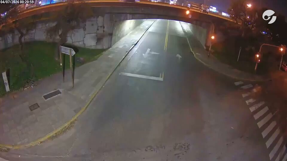CHOQUE Y MUERTE EN LA PANAMERICANA Ivonne Pamela Escobar Camacho, de 31 años, murió en el acto este sábado cuando el Volkswagen Polo en el que viajaba como conductora de una app fue embestido desde atrás en el kilómetro 17 de la autopista Panamericana, a la altura del shopping Unicenter en Martínez. El conductor del Hyundai Creta que provocó el choque fue identificado como el abogado laboralista Andrés Prieto Fasano, de 37 años, quien fue trasladado a un centro de salud por una colega. La pasajera del Polo resultó gravemente herida. La fiscal Asprella caratuló el caso como homicidio culposo. Prieto Fasano es profesor universitario en la UBA, director de Relaciones Institucionales del Instituto de Diálogo Interreligioso. Días antes había visitado al papa León XIV en El Vaticano. Dónde pasó: (+) en Clarín: