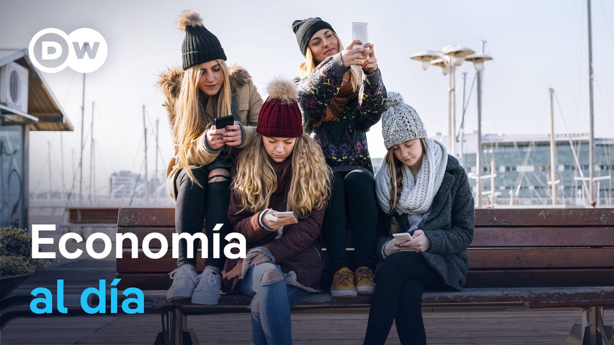 🟢 Adicción a las redes: demandan a Meta por casi todo su valor en Bolsa Meta enfrenta un reclamo de 1,4 billones de dólares por presuntamente diseñar Facebook e Instagram para generar adicción entre los usuarios jóvenes y engañar al público sobre la seguridad de sus plataformas. La suma, exigida por los estados de California, Colorado, Kentucky y Nueva Jersey, equivale casi por completo al valor bursátil de la compañía, estimado en unos 1,5 billones de dólares. La cifra, hasta ahora desconocida, surge de documentos judiciales presentados antes del juicio previsto para agosto en California. Meta sostiene que la "adicción a las redes" no es un diagnóstico psiquiátrico establecido.