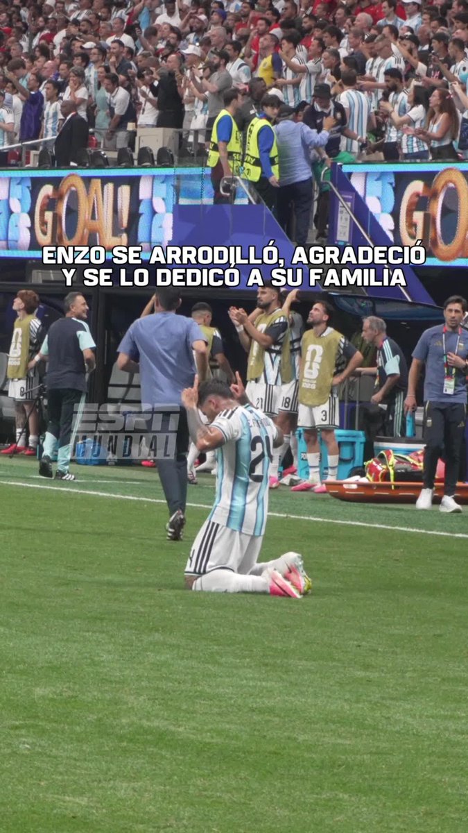 SIEMPRE AGRADECER: tras el 3-2 a Egipto, Enzo Fernández se arrodilló para rezar y le dedicó el gol a su familia presente en la tribuna. 🎬 #ESPNMundial 📺 Mirá los mejores partidos de la #FIFAWorldCup por ESPN, en el Plan Premium de #DisneyPlus