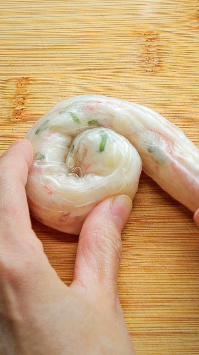 【ライスペーパー余らせてる人に朗報です】はんぺんとカニカマを巻いて焼くだけ！子ども爆食いの簡単おかずレシピ / Hanpen and Cheese Rice Paper Spiral Bake😋🍴