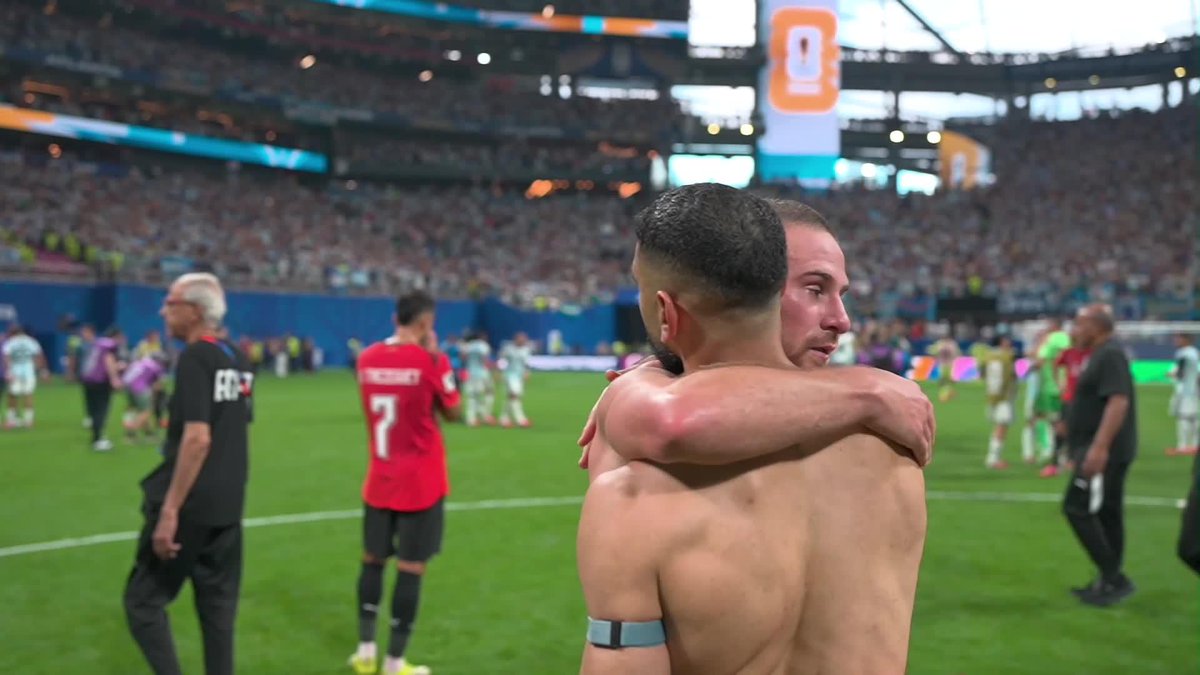 RESPETO Y COMPAÑERISMO: Alexis Mac Allister y Salah intercambiaron camisetas tras el triunfo 3-2 de Argentina a Egipto en los octavos del Mundial. ⚽ #ESPNMundial 📺 Mirá los mejores partidos de la #FIFAWorldCup por ESPN, en el Plan Premium de #DisneyPlus