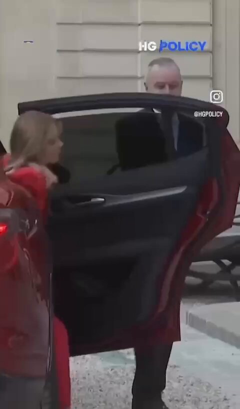 Macron fırlama müteahhit çocuğu gibi takılıyor her yerde bunu çok pis döverler bir gün.