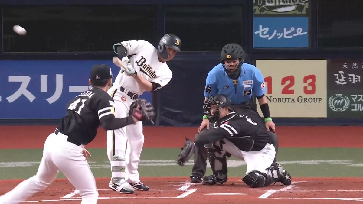 見慣れた光景👀 これは龍馬にしか打てない.ᐟ オリックス 西川龍馬 選手の変態打ち💡 👇ライブ配信・見逃し配信を見る