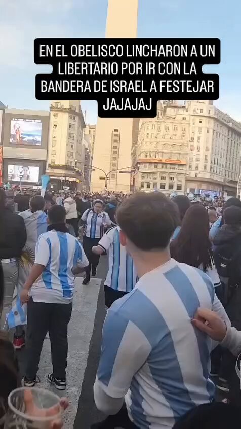 Un libertario creyó que podía festejar haciendo flamear una bandera de Israel. La gente le hizo entender que lo de ayer era una celebración del Pueblo y que un libertario nunca será Pueblo... Muy buenos días a todos y todas ✌️ #HabraConsecuencias