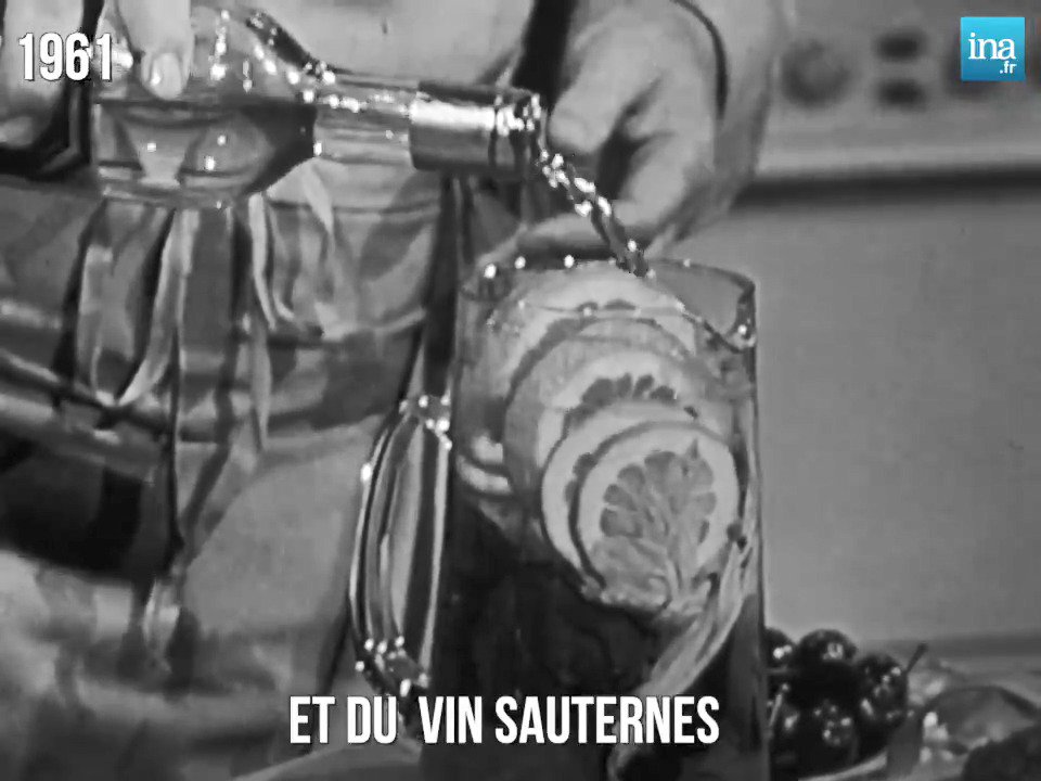 Le cocktail fraîcheur de Raymond Oliver en 1961 en compagnie de Catherine Langeais... Au programme : des fruits, du curaçao, du champagne et un bon demi-litre de Sauternes. Catherine s'inquiète néanmoins : "On n'est pas ivre mort quand on a bu ça ?"...