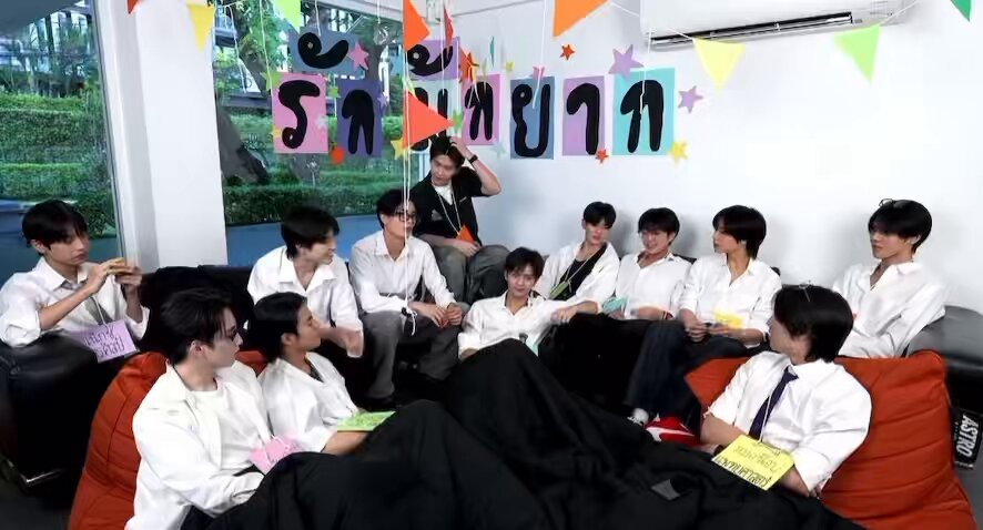 เรื่องยากๆของเอเอ ภีม: เอเหมือนอยู่ปี1เลยว่ะ อลัน: เอดูเฟรชมาก จั๋ง: โตยากเอาจริง เอดูโตยาก ฮาร์ท: โตยาก ไทย: ยิ้มยากๆ ฮาร์ท: เค้ายิ้มอยู่ตลอดเวลาเลย จินวุค: ด่ายากไง ไืทย: ด่ายากเพราะเราไม่กล้า ฮาร์ท: ด่ายากเพราะว่าเรากลัว 5555ในสายตาบัสเอเอคือบนหิ้งจริงๆแต่ละคน #BUS_รักมักยาก_MV #AAashirakorn