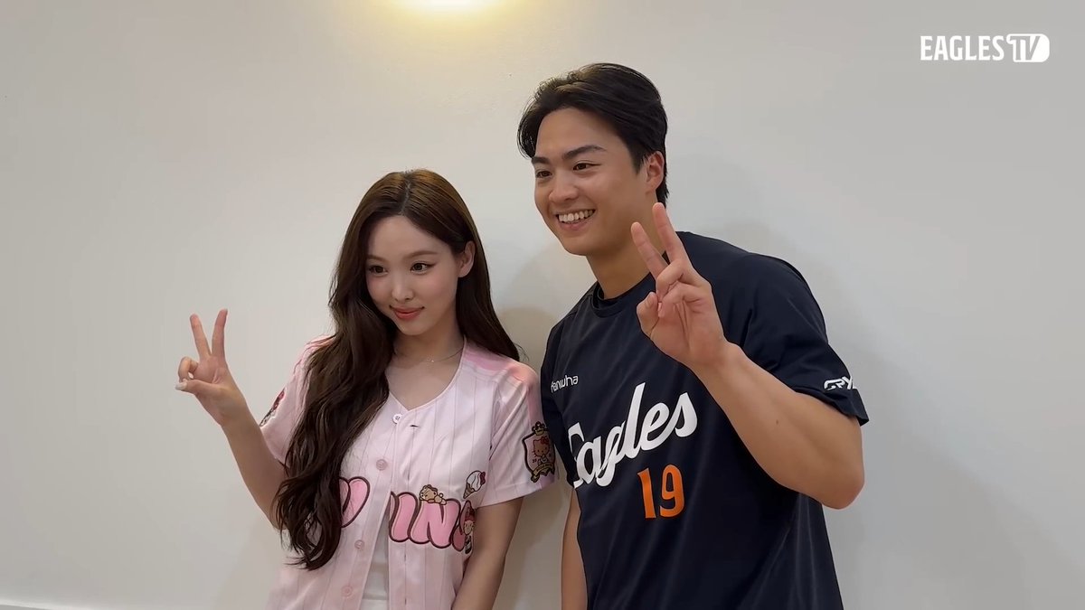 Hanwha Eagles baseball player Wang Yancheng has been a ONCE for 11 years. He got LG Twins players to help him meet Nayeon, went to TWICE's pop-up to buy a Navely to get it signed, practiced Korean to ask her. But the second he saw her, he was too nervous and forgot everything 😭