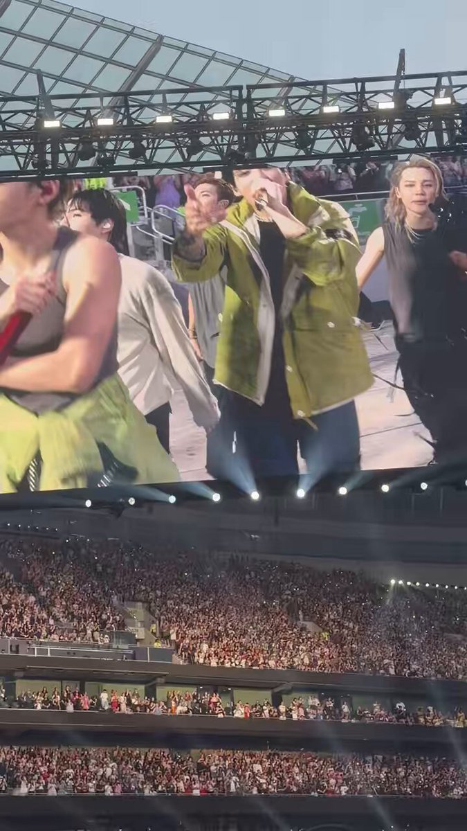 the way my scream scared the security guards i’m cryingg