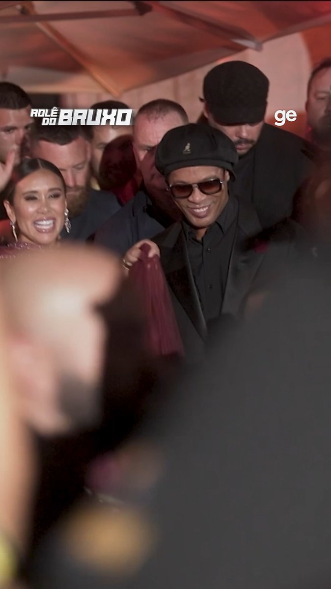 Participação especial num desfile de moda? Sim, meus amigos. Ponham mais um rolê na conta do Bruxo! 😁 📺 Pra acompanhar as aventuras de Ronaldinho Gaúcho durante a Copa do Mundo, fiquem ligados no "Rolê do Bruxo", na TV Globo! #GloboNaCopa #ge2026 #rolêdobruxo #ronaldinho