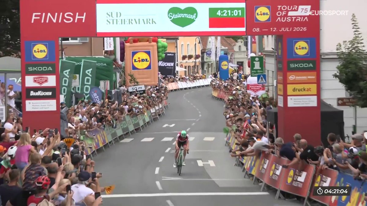 Nada como ganar en casa. Nada como volver a celebrar 1048 días después. 🇦🇹 Gregor Mühlberger se lleva la 1ª etapa de la Vuelta a Austria y es el primer líder de la carrera. Héctor Álvarez, tercero, con Carlos Rodríguez también en el top-10. #TourofAustria #LaCasadelCiclismo