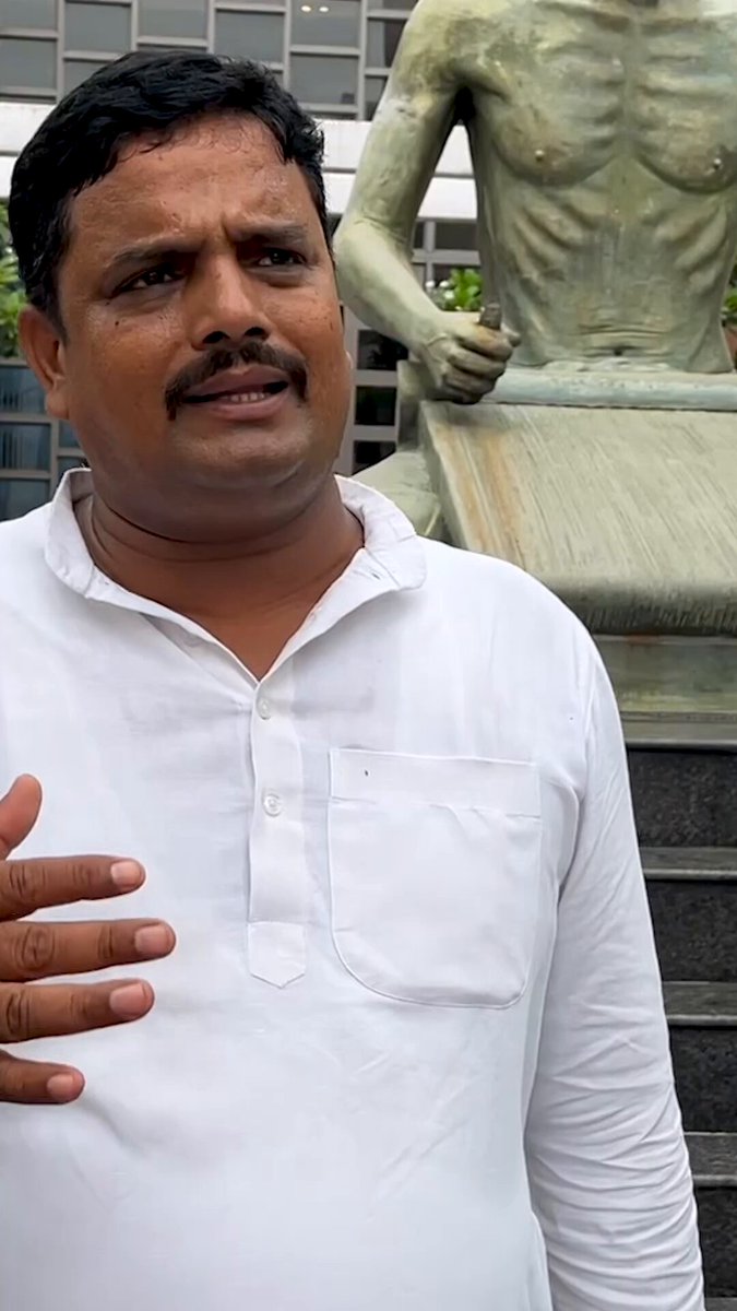 किसी जिले के स्कूल में पढ़ाने वाले शिक्षक के लिए परिवार में गंभीर बीमारी का मतलब अब तक एक ही था: एक ऐसा आर्थिक संकट जो सालों तक पीछा करे। बचत खत्म। कर्ज लिया। और उस कर्ज के साए में जिंदगी आगे बढ़ती रही। इलाज की सुविधा थी लेकिन उसे बिना टूटे इस्तेमाल करने की आर्थिक ताकत नहीं थी। नीयत यह थी कि जो शिक्षक अपने छात्रों को सब कुछ देने की उम्मीद रखता है, वो खुद इस कमजोरी में न जिए। नीति में सरकारी और सचिस से जुड़े निजी अस्पतालों में बिना अग्रिम भुगतान के 5 लाख रुपये तक का सालाना कैशलेस इलाज मिलेगा। स्थायी शिक्षकों के लिए 1 करोड़ रुपये का दुर्घटना बीमा भी। नतीजा 12 लाख शिक्षण और शिक्षणेतर कर्मचारी और उनके परिवार होंगे जो अस्पताल के काउंटर पर सुरक्षित होंगे, सिर्फ कागज पर नहीं। #YogiCashlessChikitsa
