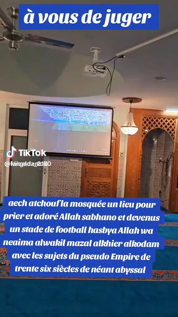 De nombreuses mosquées en France sont dirigées par des Marocains. Voir un match de football diffusé dans une mosquée est, selon moi, une situation préoccupante qui soulève des questions sur le rôle de ces lieux de culte.