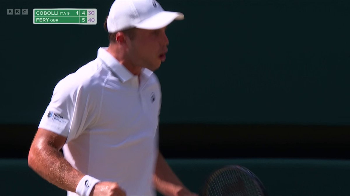Listen to that roar 🤩 Arthur Fery takes the first set! 🇬🇧
