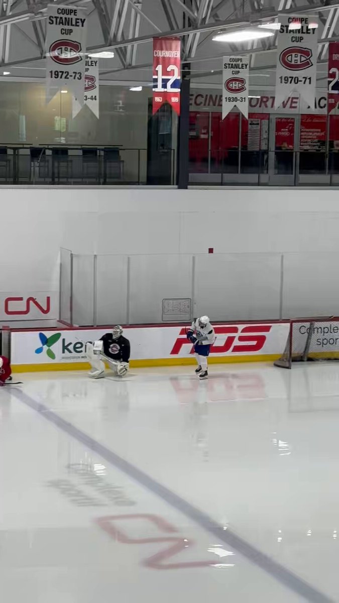 Brendan Gallagher, portant les couleurs des Canucks de Vancouver, est présent à l’entraînement de ce matin à Brossard. 💔👀⬇️ DansLesCoulisses #Gallagher #NHL