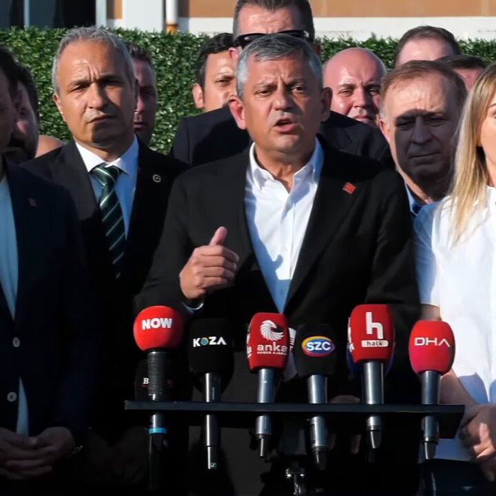 CHP Lideri Özgür Özel: "Adamın derdi 'Bu dava bozulur' değil ki. Adamın derdi bu rejimin düzeni bozulmasın. 'Bana verilen görev, Ekrem kendini savunmasın.' Adamın görevi Ekrem kendini savunmasın. Bugün diyor ki: 'Ekrem Bey niye savunma yapmak istemiyorsunuz?' Bak, bak, bak! İlk günden beri istiyor adam, ilk günden beri. İlk günden beri 'sen en son, sen en son', son güne gelince 'bugün son, bu kadarcık süre.' Tek eyleme bir gün veren kişi, 143 eyleme yarım gün, 6 saat süre veriyor. Avukatlar dahil ha, avukatlar dahil. Ya Ekrem Başkan 6-7 saat konuşacak avukatları hiç konuşmayacak ya örneğin avukatlar 3-4 saat konuşsa Ekrem Başkan'a 2 saat bırakacak. Hesap kitap bunun üzerine kurulmuş. Ve bunun üzerinden şu görülüyor ki, şu görülüyor ki arkadaşlar, bu rejimin en büyük korkusu Ekrem İmamoğlu'nun savunması, bunun duyulması."