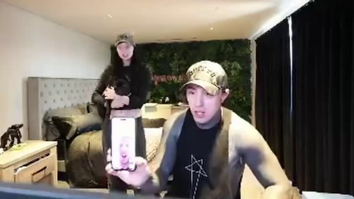 🚨BREAKING: Falling in Reverse singer Ronald won $7,800,000.00 on Roobet