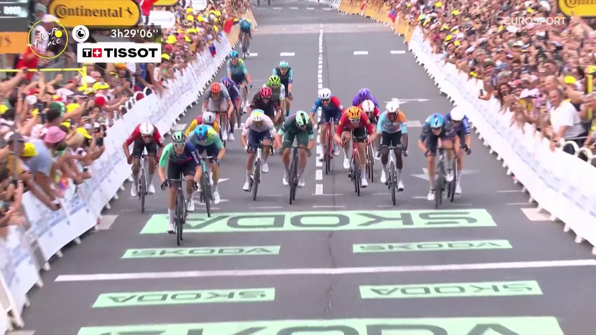 La imagen del día en el Tour 👀 La diferencia entre Pogacar y Vingegaard en la meta de Pau por la que los jueces han aplicado el mismo tiempo en la general. #TDF2026 #LaCasadelCiclismo