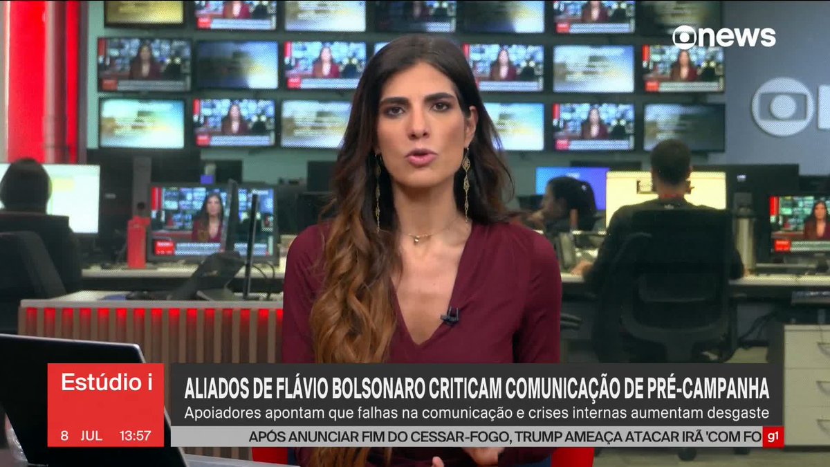 Pré-campanha de Flávio "esconde" Eduardo em foto de audiência. Equipe compartilhou a imagem sem o irmão do senador e candidato à Presidência. ➡ Assista à #GloboNews ao vivo: #Estúdioi