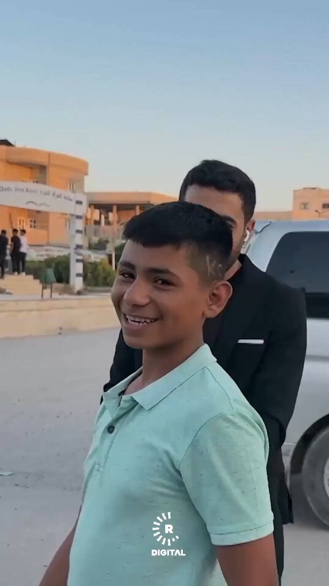 📌"Kobani hiçbir zaman Ayn El Arap olmayacak" 📌"Kobani her zaman için Kobani'dir" 📌"Yarın yürüyüşe katılacağım" Kobanili Hanif, Suriye'de hükümetin Kobani için "Ayn El Arap" ifadesini kullanmasını protesto etmek için saçına "Kobani" yazdırdı