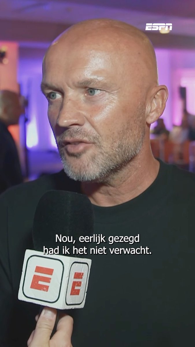 Dick Schreuder had de prijs voor 𝐁𝐞𝐬𝐭𝐞 𝐓𝐫𝐚𝐢𝐧𝐞𝐫 niet verwacht 🏆😲 "Peter Bosz wordt drie keer kampioen, dan ben je gewoon een hele grote trainer"