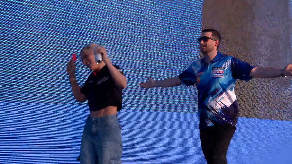 🗣️ "FOOTBALL'S COMING HOME!" Luke Humphries and Emma Paton make their way to the stage at BST Hyde Park! What a choice of walk-on! 😉🏴